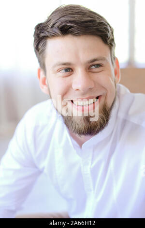 Closeup portrait of smiling caucasian businessman. Banque D'Images