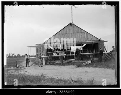 Vols WRIGHT, Fort Myer, VA, juillet 1909. Premier vol de l'armée ; HANGAR, Orville Wright, DROITE Banque D'Images