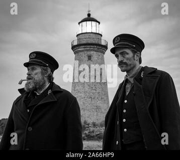 Le phare est un film d'horreur psychologique 2019 réalisé et produit par Robert Eggers, qui a co-écrit le scénario avec son frère Max Eggers. Tourné en noir et blanc, le film suit deux gardiens de phares (interprété par Willem Dafoe et Robert Pattinson) qu'ils sont confrontés à la solitude, mais commencent à perdre leur bon sens et devenir menacés par leurs pires cauchemars. Cette photographie est fourni pour un usage éditorial uniquement et est l'auteur du film company et/ou de l'espace attribué par le photographe ou film société de production. Banque D'Images