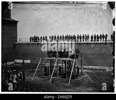 Washington, D.C. Le Général John F. Hartranft la lecture de l'arrêt de mort pour les conspirateurs sur l'échafaud Résumé : Guerre civile sélectionné des photographies, 1861-1865 Banque D'Images