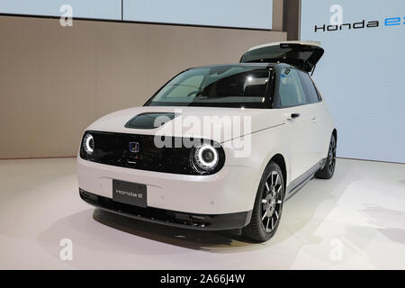 Tokyo. 23 Oct, 2019. Photo prise le 23 octobre 2019 montre une voiture électrique e Honda affiché durant le 46e Salon automobile de Tokyo à Tokyo, Japon. Le 46e Salon automobile de Tokyo avec le thème de l'avenir 'Ouvrir' a débuté le jeudi pour présenter les derniers modèles des constructeurs automobiles mondiaux, en mettant l'accent sur orienté vers l'avenir et les véhicules de pointe, telles que l'auto-conduite automobile. Credit : Ma Caoran/Xinhua/Alamy Live News Banque D'Images