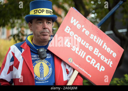 Steve Bray, connu sous le nom de M. Arrêter, Brexit en action à côté de College Green, à côté de la Maison du Parlement à Londres Banque D'Images