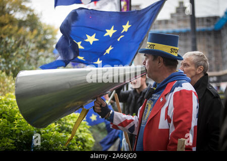 Steve Bray, connu sous le nom de M. Arrêter, Brexit en action à côté de College Green, à côté de la Maison du Parlement à Londres Banque D'Images