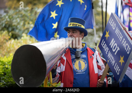 Steve Bray, connu sous le nom de M. Arrêter, Brexit en action à côté de College Green, à côté de la Maison du Parlement à Londres Banque D'Images