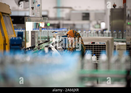 Kuala Lumpur, Malaisie. 21 Oct, 2019. Une femme travaille dans une usine d'eau minérale naturelle Spritzer à Taiping, Perak, Malaisie, le 21 octobre 2019. Pour aller avec "fonction : société des eaux minérales de la Malaisie cherche à faire des vagues en Chine avec l'Expo d'importation' Credit : Zhu Wei/Xinhua/Alamy Live News Banque D'Images