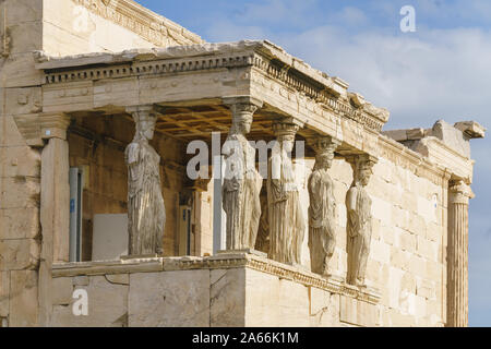 Porche de cariatides dans l'ancien temple grec Erechtheion ou Erechtheum, dans l'acropole d'Athènes en Grèce Banque D'Images