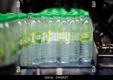 Kuala Lumpur, Malaisie. 21 Oct, 2019. La ligne de production est vu à l'usine d'eau minérale naturelle Spritzer à Taiping, Perak, Malaisie, le 21 octobre 2019. Pour aller avec "fonction : société des eaux minérales de la Malaisie cherche à faire des vagues en Chine avec l'Expo d'importation' Credit : Zhu Wei/Xinhua/Alamy Live News Banque D'Images