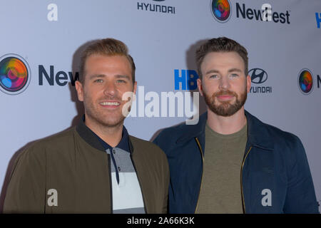 NEW YORK, NY - 23 OCTOBRE : Scott Evans et Chris Evans assister à la soirée d'ouverture de contrôle par "vendre" au cours NewFest Film Festival au Théâtre SVA sur Banque D'Images