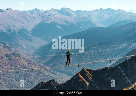 Vue sur le paysage de montagne touristique, gorge homme marchant le long d'un escalier sur un précipice extrême Banque D'Images