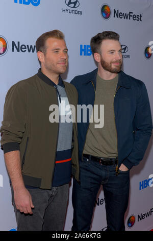 NEW YORK, NY - 23 OCTOBRE : Scott Evans et Chris Evans assister à la soirée d'ouverture de contrôle par "vendre" au cours NewFest Film Festival au Théâtre SVA sur Banque D'Images