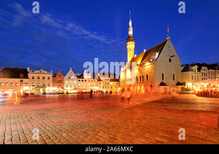 Place de l'hôtel de ville (Raekoja plats) dans la soirée. Vieille Ville, site du patrimoine mondial de l'Unesco. Tallinn, Estonie Banque D'Images