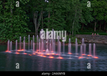 Danses de l'eau sur la surface pendant le spectacle des Fontaines de Spring Park, Alabama, Tuscumbia Banque D'Images