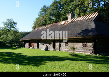 Femme faisant la broderie dans une ferme. Estonian Open Air Museum, Rocca Al Mare. Tallinn, Estonie Banque D'Images