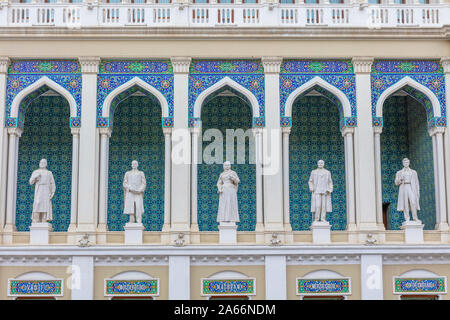 Musée de la littérature azerbaïdjanaise Nizami, statues de célèbres écrivains de l'Azerbaïdjan, Bakou, Azerbaïdjan Banque D'Images