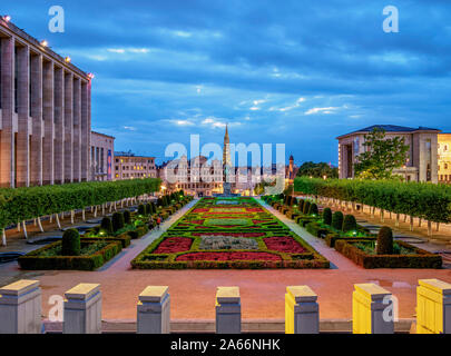 Vue sur le Mont des Arts Jardin Public vers l'hôtel de ville à la tombée de la spire, Bruxelles, Belgique Banque D'Images