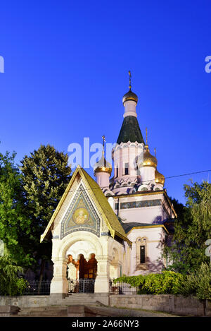 L'Église russe Saint-nicolas (église de St Nicolas l'Miracle-Maker) au crépuscule. Sofia, Bulgarie Banque D'Images