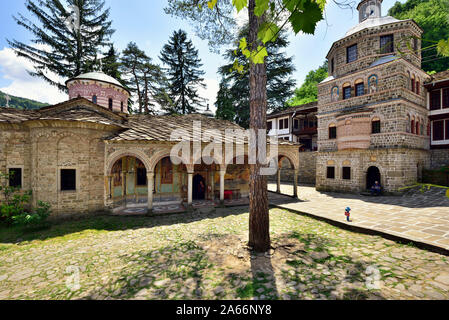 Le monastère de Troyan (Monastère de la Dormition de la Mère de Dieu) est le troisième plus grand monastère de Bulgarie. Il est situé dans les montagnes des Balkans et a été fondé au 16ème siècle. L'extérieur peintures murales ont été peintes par Zahari Zograf. Bulgarie Banque D'Images