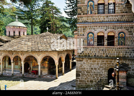 Le monastère de Troyan (Monastère de la Dormition de la Mère de Dieu) est le troisième plus grand monastère de Bulgarie. Il est situé dans les montagnes des Balkans et a été fondé au 16ème siècle. L'extérieur peintures murales ont été peintes par Zahari Zograf. Bulgarie Banque D'Images