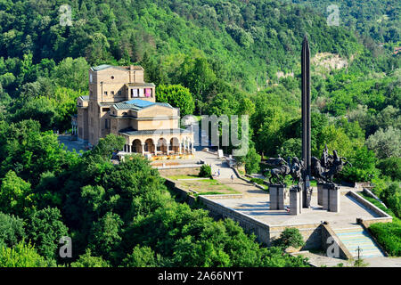 Boris Denev State Art Gallery et le Monument de l'Asen's Dinasty à Asenovtsi Park. Veliko Tarnovo, Bulgarie Banque D'Images