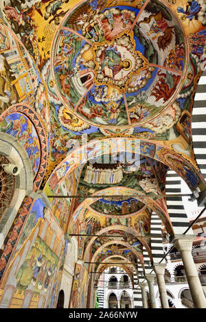 Fresques par Zahari Zograf dans l'extérieur de l'église de la Nativité. Monastère de Rila (Monastère de Saint Ivan de Rila), le plus grand monastère orthodoxe en Bulgarie. Site du patrimoine mondial de l'UNESCO. Montagne de Rila, Bulgarie Banque D'Images