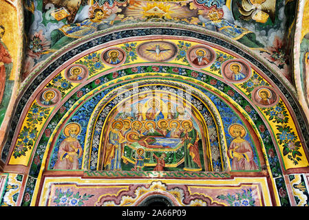 Fresques du monastère de Troyan (Monastère de la Dormition de la Mère de Dieu). Il est le troisième plus grand monastère de Bulgarie et est situé dans les montagnes des Balkans. Il a été fondé au 16ème siècle. L'extérieur peintures murales ont été peintes par Zahari Zograf. Bulgarie Banque D'Images
