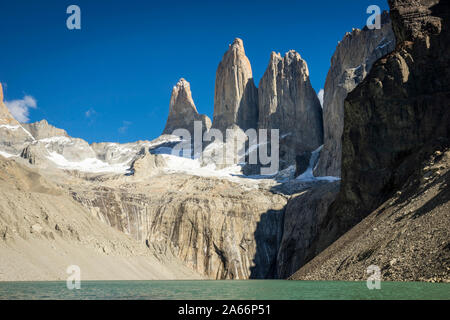 Montagnes de granit vu de base Mirador Las Torres, Parc National Torres del Paine, Chili, région de Magallanes Banque D'Images