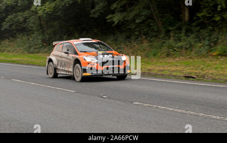 92 voiture pilote, Takamoto, Kasuta Co-Driver Daniel Barrit, Wales Rally GB, entre deux étapes de Newtown, Powys, Wales, UK Banque D'Images