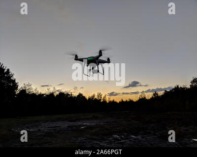 Drone silhouetté contre le lever du soleil Banque D'Images