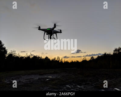 Drone découpé sur le coucher du soleil Banque D'Images