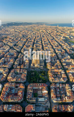 Espagne, Catalogne, Barcelone, vue aérienne de l'Eixample et cathédrale de la Sagrada Familia Banque D'Images