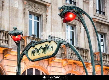Lampes Art Nouveau et 'Metropolitain' conçu par Hector Guimard, aujourd'hui un monument historique protégé, Paris, France Banque D'Images