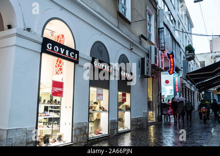 Athènes, Grèce - Janvier 4, 2019 : rue commerçante avec des magasins de vêtements avec des gens autour d'Athènes, Grèce Banque D'Images