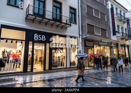 Athènes, Grèce - Janvier 4, 2019 : rue commerçante avec des magasins de vêtements avec des gens autour d'Athènes, Grèce Banque D'Images