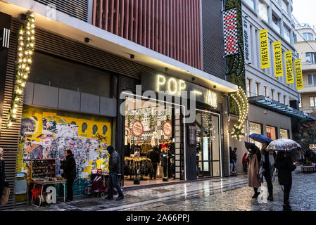 Athènes, Grèce - Janvier 4, 2019 : rue commerçante avec des magasins de vêtements avec des gens autour d'Athènes, Grèce Banque D'Images