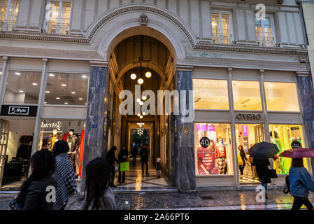 Athènes, Grèce - Janvier 4, 2019 : rue commerçante avec des magasins de vêtements avec des gens autour d'Athènes, Grèce Banque D'Images