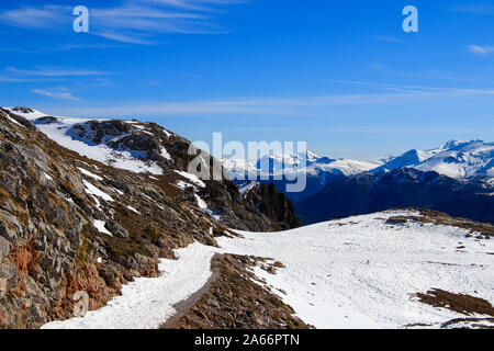 Paysage d'hiver dans les montagnes Picos de Europa, Cantabrie, Espagne. Les brèches, profondément fissurée de pics d''Europe du sud-est à cheval, Asturies Banque D'Images