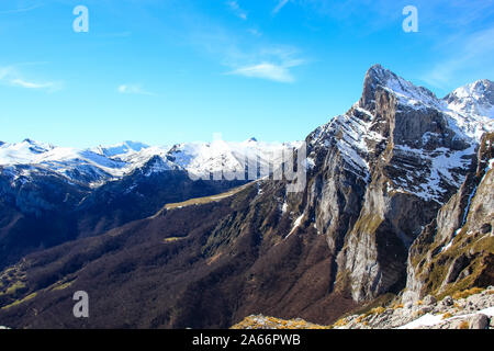 Paysage d'hiver dans les montagnes Picos de Europa, Cantabrie, Espagne. Les brèches, profondément fissurée de pics d''Europe du sud-est à cheval, Asturies Banque D'Images