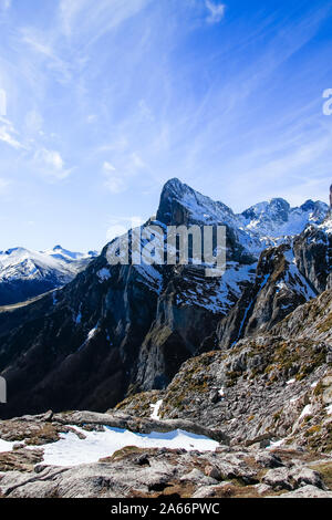 Paysage d'hiver dans les montagnes Picos de Europa, Cantabrie, Espagne. Les brèches, profondément fissurée de pics d''Europe du sud-est à cheval, Asturies Banque D'Images