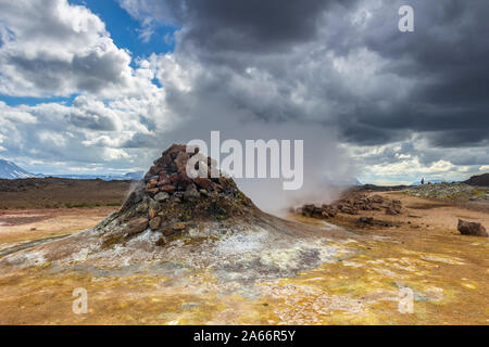 Fumerolle de fumée à Namafjall zone géothermique Hverir, Myvatnssveit, nord-est de l'Islande, Islande Banque D'Images