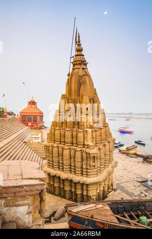L'Inde, Uttar Pradesh, Varanasi, Scindia Ghat, temple de Shiva submergé Banque D'Images