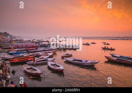 L'Inde, Uttar Pradesh, Varanasi, Dashashwamedh Ghat - Le principal ghat sur le Gange Banque D'Images