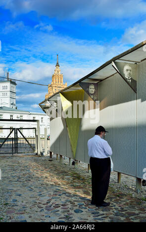 Homme priant au Musée du Ghetto de Riga devant des milliers de noms de Juifs qui périssent dans l'Holocauste. Riga, Lettonie Banque D'Images