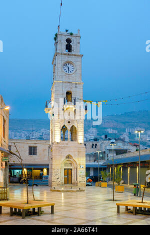 Bell Tower en face de la mosquée An-Nasr (Masjid an-Nasr), qui était à l'origine une église byzantine, Naplouse, le gouvernorat de Naplouse, en Cisjordanie, en Palestine. Banque D'Images