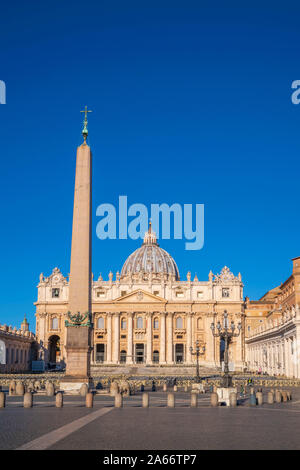 L'Italie, Lazio, Rome, le Vatican, la Place Saint Pierre, la Basilique St Pierre Banque D'Images