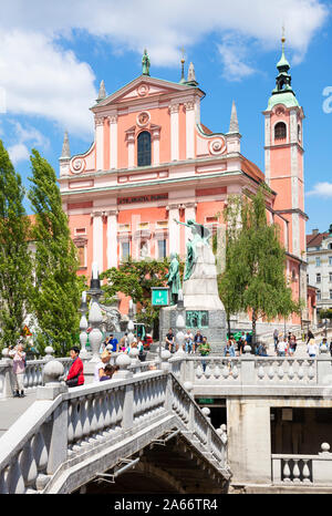 L'église Église Franciscaine de Ljubljana rose en place Preseren et les touristes sur le triple pont Ljubljana Slovénie centrale Europe de l'UE Banque D'Images