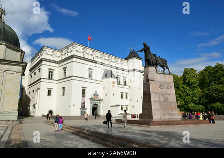 Le palais des Grands Ducs de Lituanie et la statue du roi Gediminas. Vilnius, Lituanie Banque D'Images