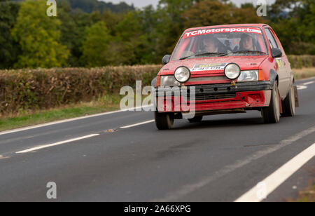 244 voiture pilote, Tony Cawthorne, co- pilote Matthieu Hewlett, Wales Rally GB entre-deux étapes à Newtown, Powys, Wales, UK Banque D'Images