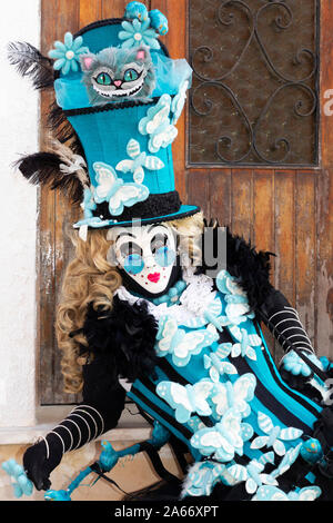 Une femme dans un costume somptueux pose pendant la Carnaval de Venise , Venise Veneto, Italie Banque D'Images