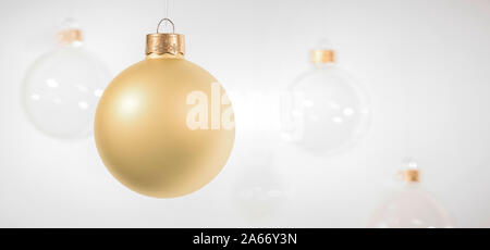 Golden Christmas ball accroché en face de boules de noël en verre blanc sur fond de studio. Modèle de carte de vœux d'entreprise ou de la conception. Copie avec s Banque D'Images