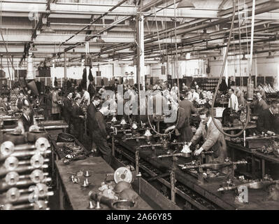 Wolseley Motors intérieur, à Birmingham dans les années 30. Les travailleurs sur une ligne de production. Banque D'Images